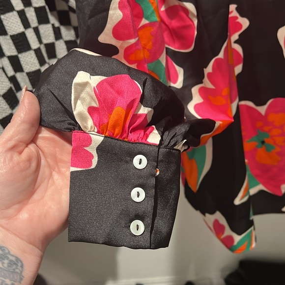 Gorgeous Entro floral blouse. NWT. Size XL. - Picture 2 of 10